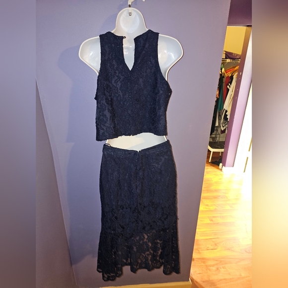 Two-piece Lulu's lace cropped skirt set in Navy Blue - Picture 6 of 16